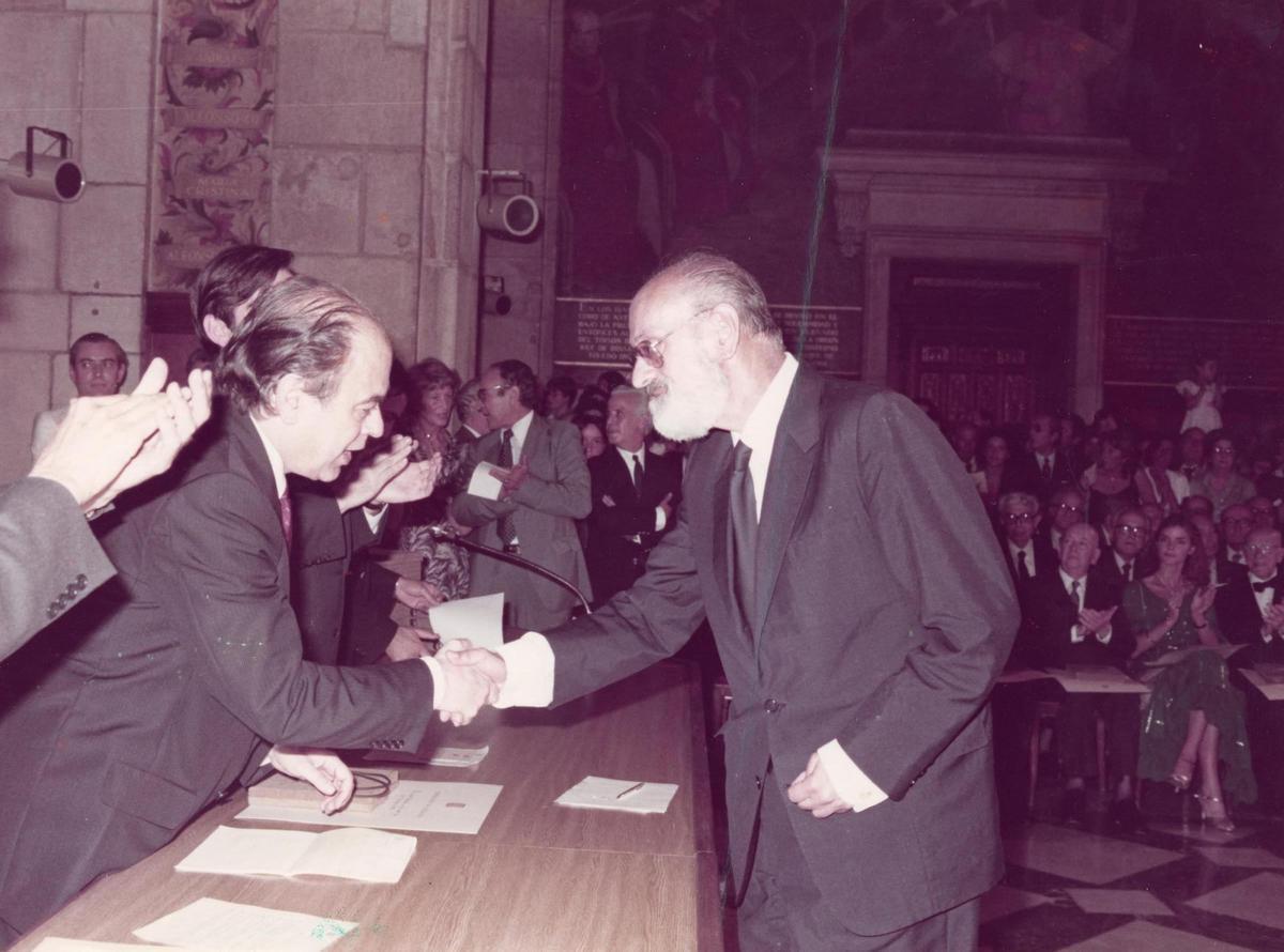 Recibindo la Creu de Sant Jordi de manos de Jordi Pujol