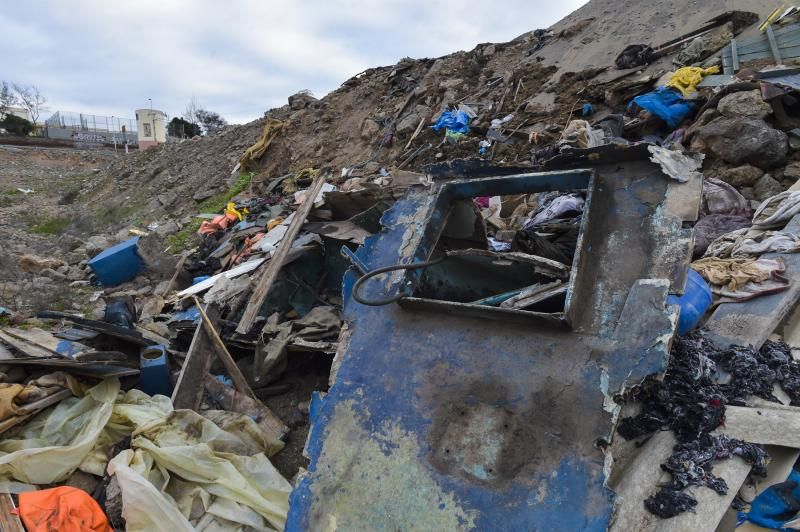 Los restos de pateras se amontonan en el barranco de Maspalomas