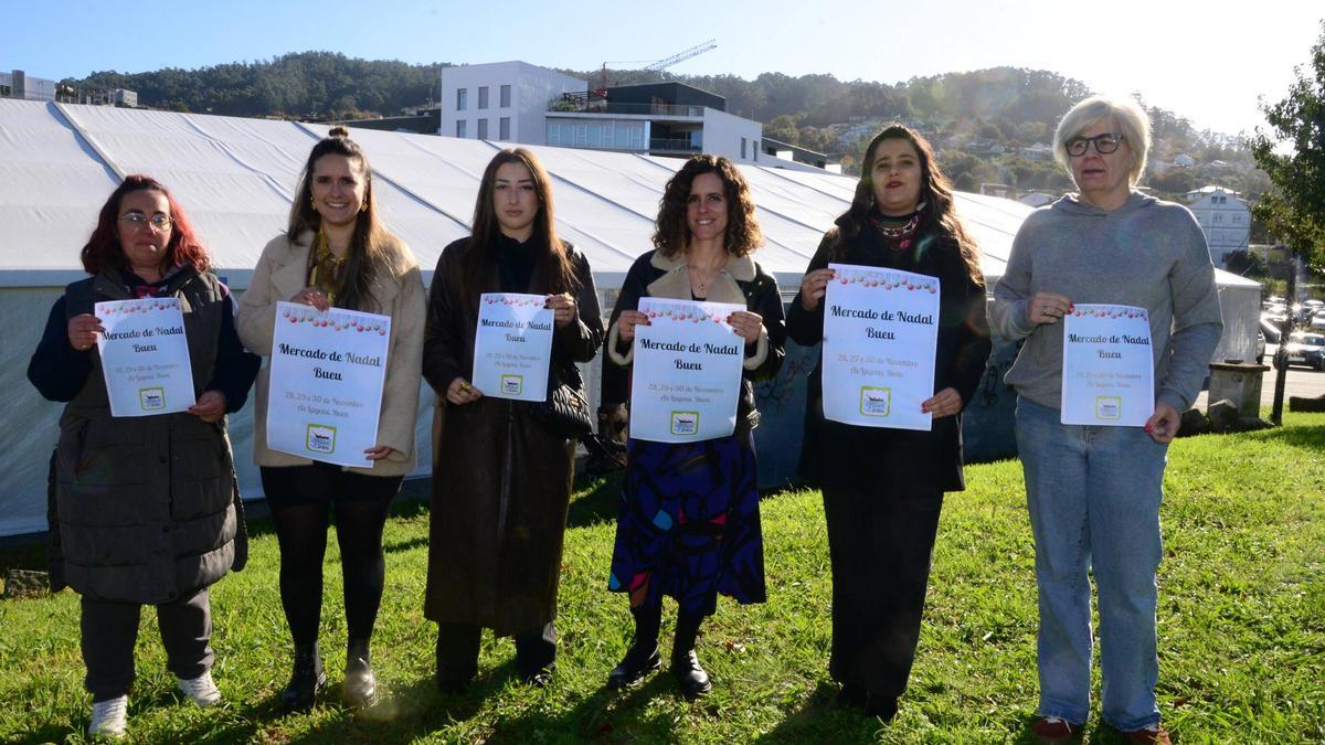 Silvia Carballo junto a algunas de las participantes en el Mercado de Nadal de Bueu.