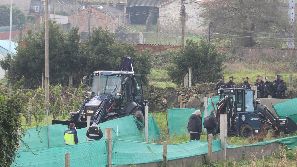 Espectacular despliegue de la Policía en Arousa con excavadoras incluso en el registro de una finca en Vilanova