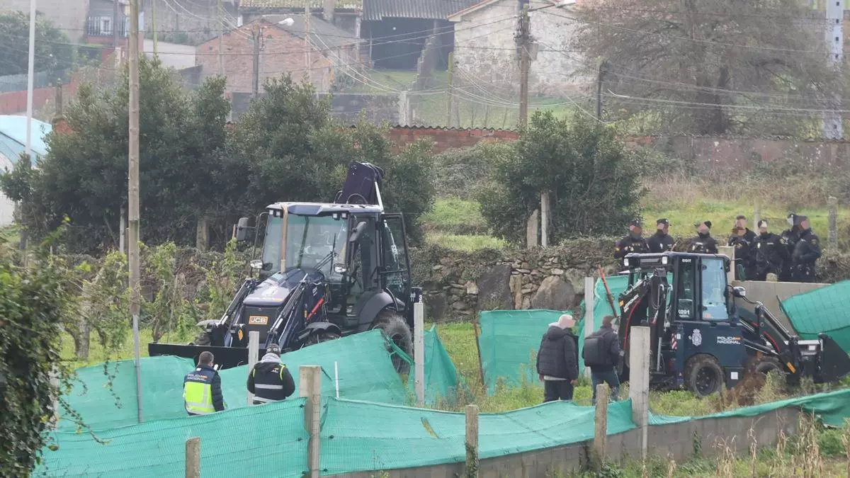 La Policía usa excavadoras para registrar una finca en Vilanova en una operación antidroga