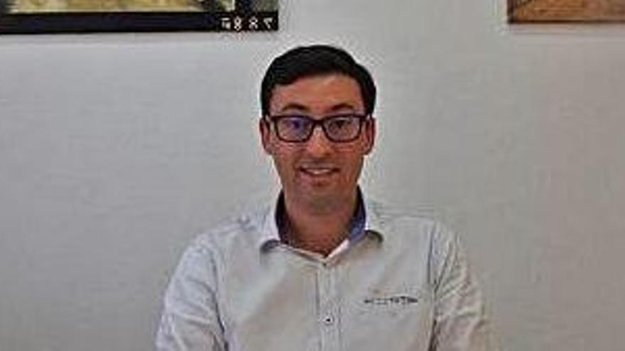 Rafael González, conseller de Movilidad e Infraestructuras de Formentera, en su despacho.