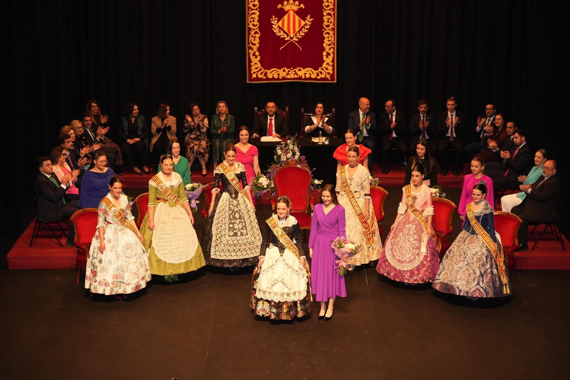 El homenaje a la reina de las fiestas de Vila-real del 2023, Gracia Gumbau, y su corte de honor, en imágenes