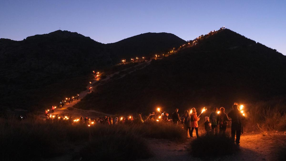 Elda no podrá dar la bienvenida a los Magos de Oriente con antorchas de  fuego debido a las fuertes rachas de viento, Actualidad