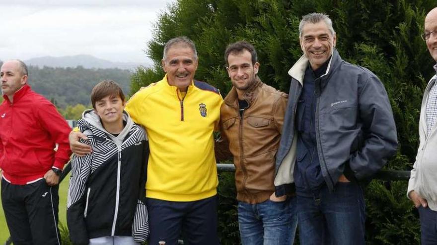 Herrera, ayer en A Madroa con Pedro Docampo, Patxi Villanueva y otros amigos. // Ricardo Grobas