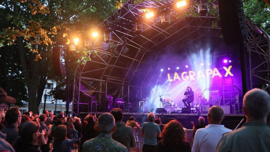 Rocambolesca polémica en Castrillón: el Ayuntamiento denuncia a una empresa por alquilar sin permiso su escenario al festival La Grapa de Avilés
