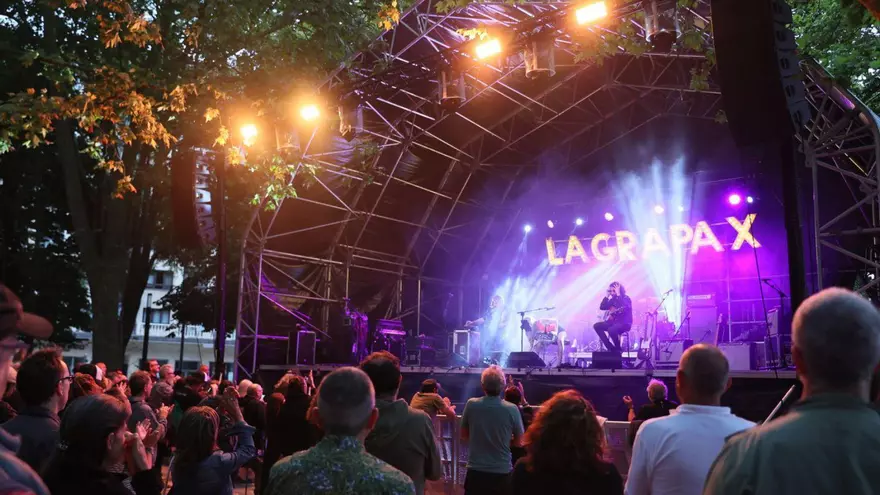 Rocambolesca polémica en Castrillón: el Ayuntamiento denuncia a una empresa por alquilar sin permiso su escenario al festival La Grapa de Avilés