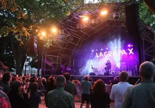 Rocambolesca polémica en Castrillón: el Ayuntamiento denuncia a una empresa por alquilar sin permiso su escenario al festival La Grapa de Avilés