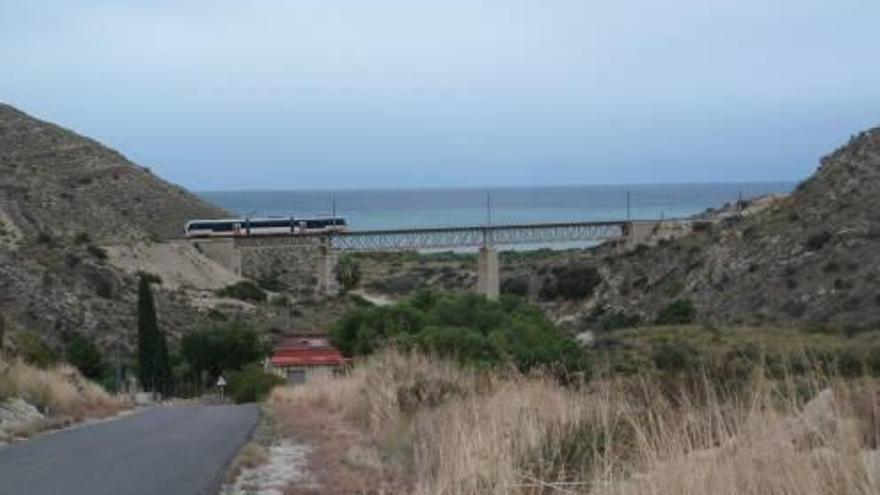 Un tranvía circula sobre el puente del Barranc d&#039;Aigües que se va a rehabilitar, en una imagen del mes pasado.