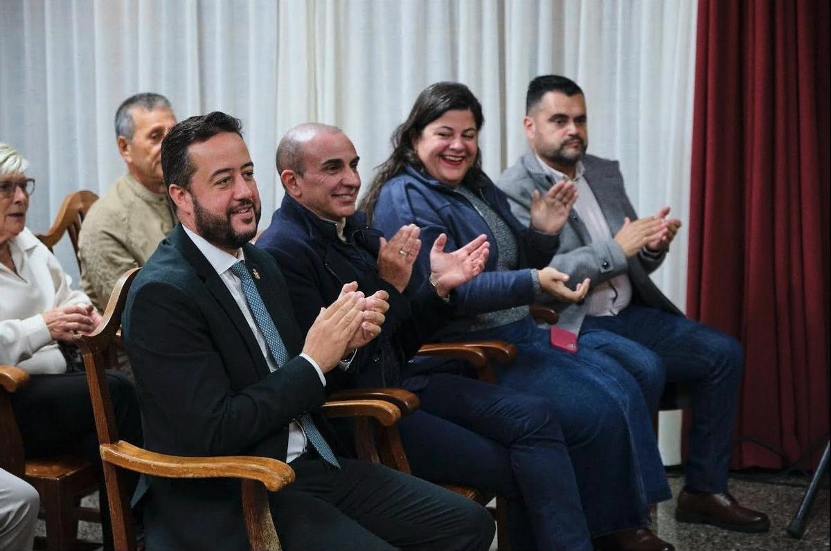 El alcalde, Juan Antonio García Abreu (PSOE), junto a sus concejales
