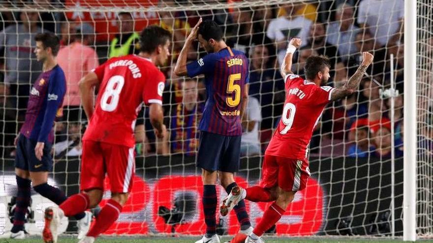 Los futbolistas del Girona celebran uno de los dos goles ante un desolado Busquets.