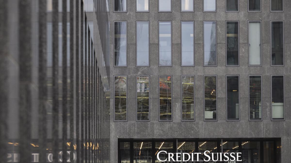 Despidos banca suiza | Comienzan los primeros despidos derivados de la  fusión entre UBS y Credit Suisse