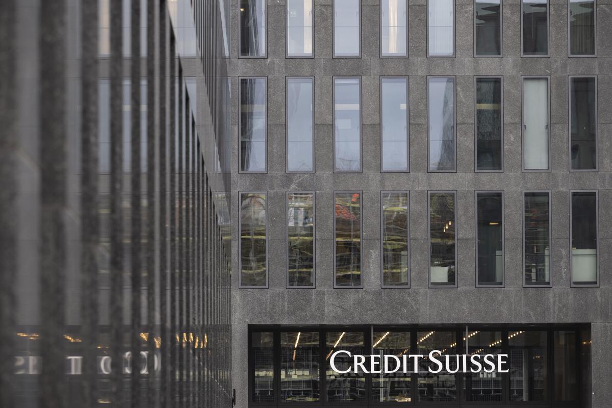Comienzan los primeros despidos derivados de la fusión entre UBS y Credit Suisse