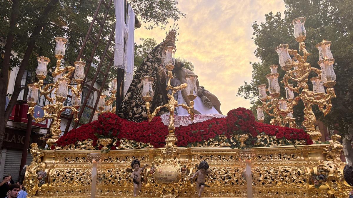 La Virgen de la Piedad camino de la Catedral bajo un cielo anaranjado