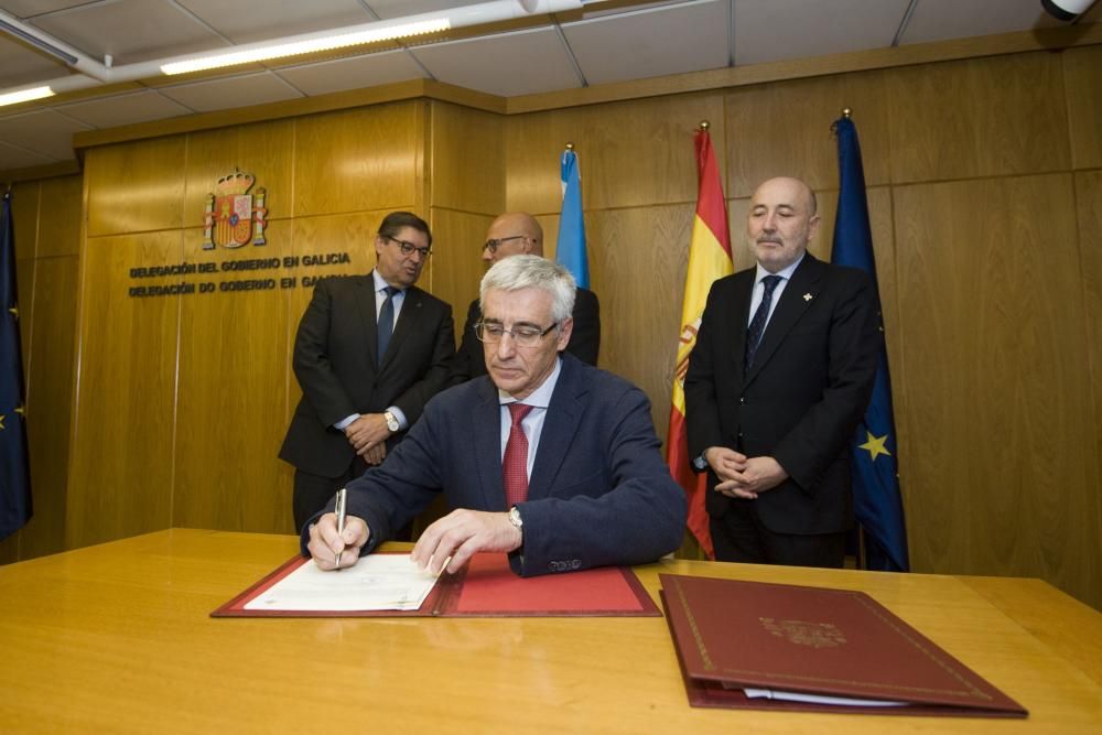 El Ministerio de Defensa y la Universidade da Coruña firman la cesión de parte de las instalaciones de la fábrica de armas para el parque de innovación tecnológica anunciado hace un año.