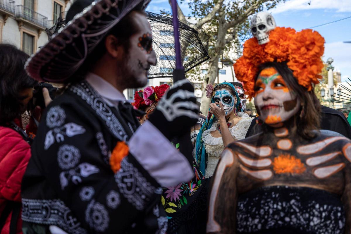 Espectacular desfile de Catrinas por La Rambla