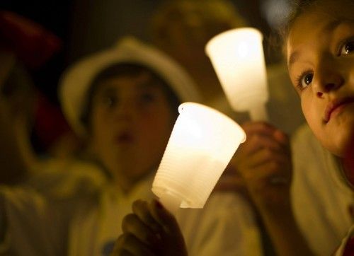 Miles de pañuelos y velas despiden los Sanfermines 2015