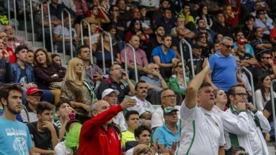 Los aficionados del Elche protestan el penalti no señalado a Iván Sánchez.