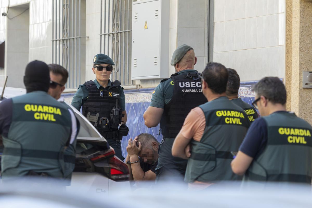 La Guardia Civil registra el domicilio del detenido por el doble crimen de Mijas La Guardia Civil registra el domicilio del detenido por el doble crimen de Mijas
