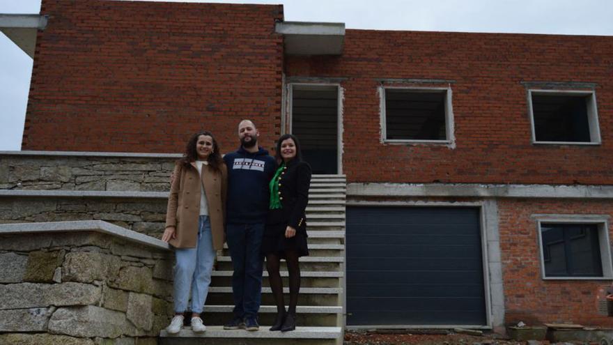 Miguel y Raquel, una pareja de Vigo que está construyendo su casa en la parroquia de Louredo, junto a la alcaldesa, Nidia Arévalo.   | // D.P.