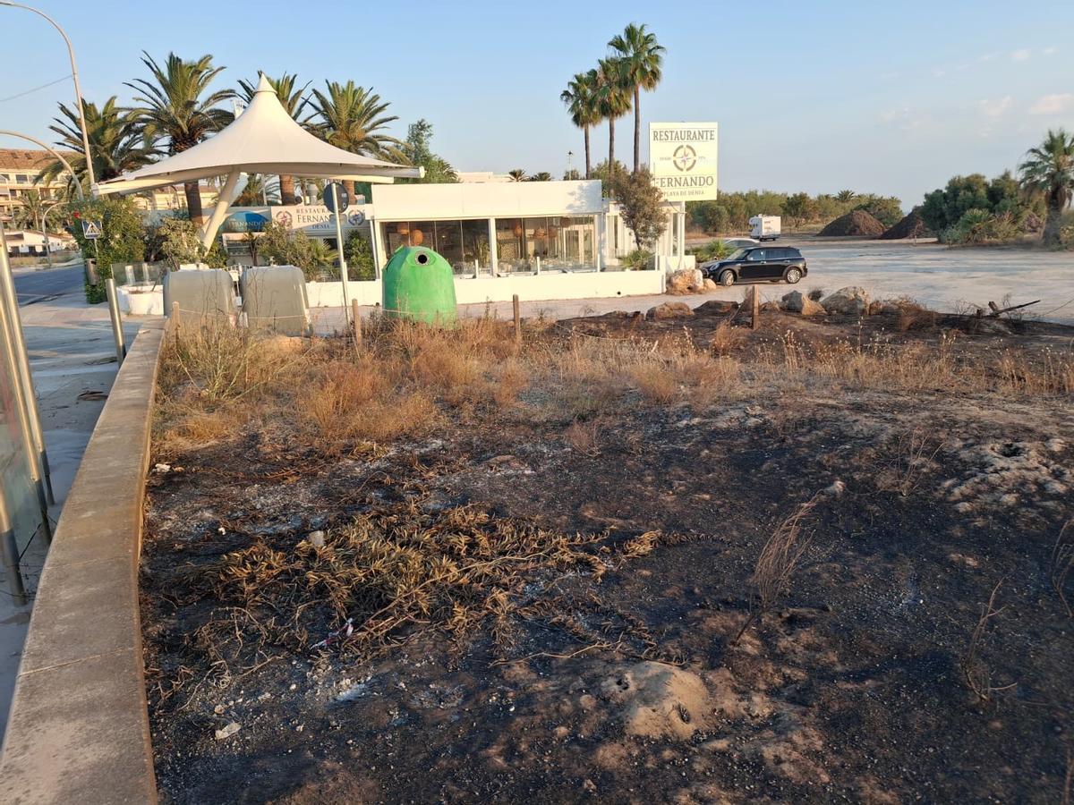 Un tramo de duna calcinado y escombros, abandono y cenizas: el estrago del incendio de Dénia junto a la playa del Raset