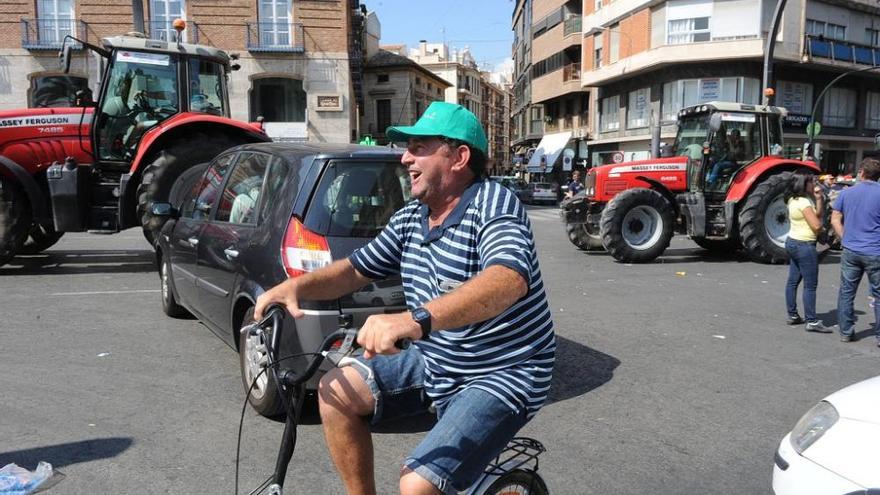 La Gran Vía de Murcia, paralizada por los agricultores