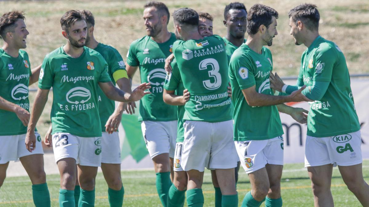 Los jugadores del Moralo celebran su tercer gol en el duelo ante el Diocesano.