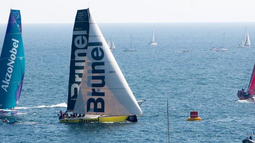 El AkzoNobel, a la izquierda, en la regata de ayer sin su patrón Tienpont