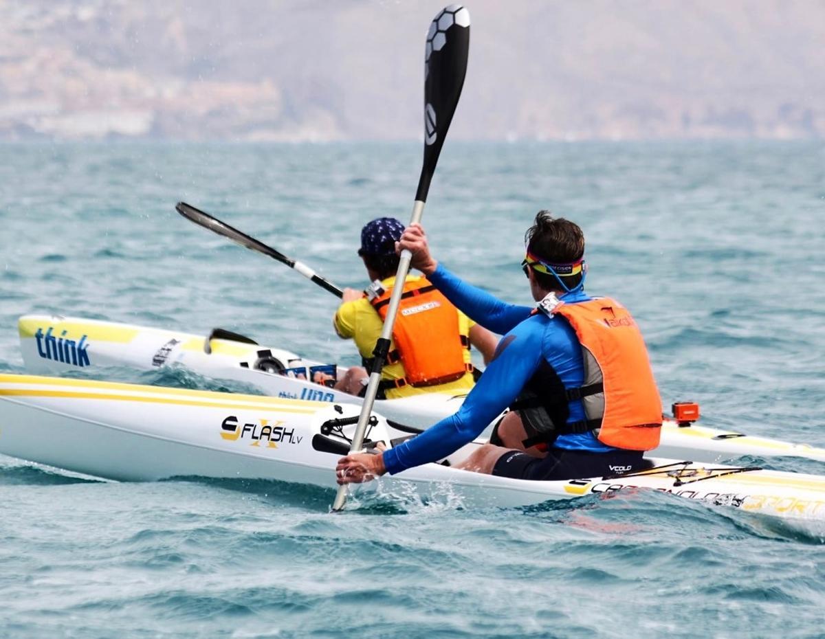 Dos competidores durante una prueba de kayak de mar en aguas alicantinas.
