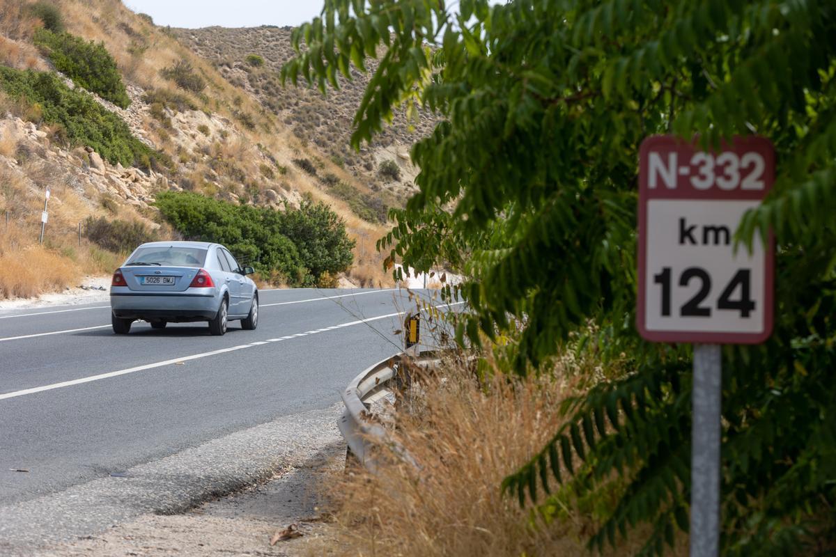 Un coche por una ahora solitaria carretera N-332.