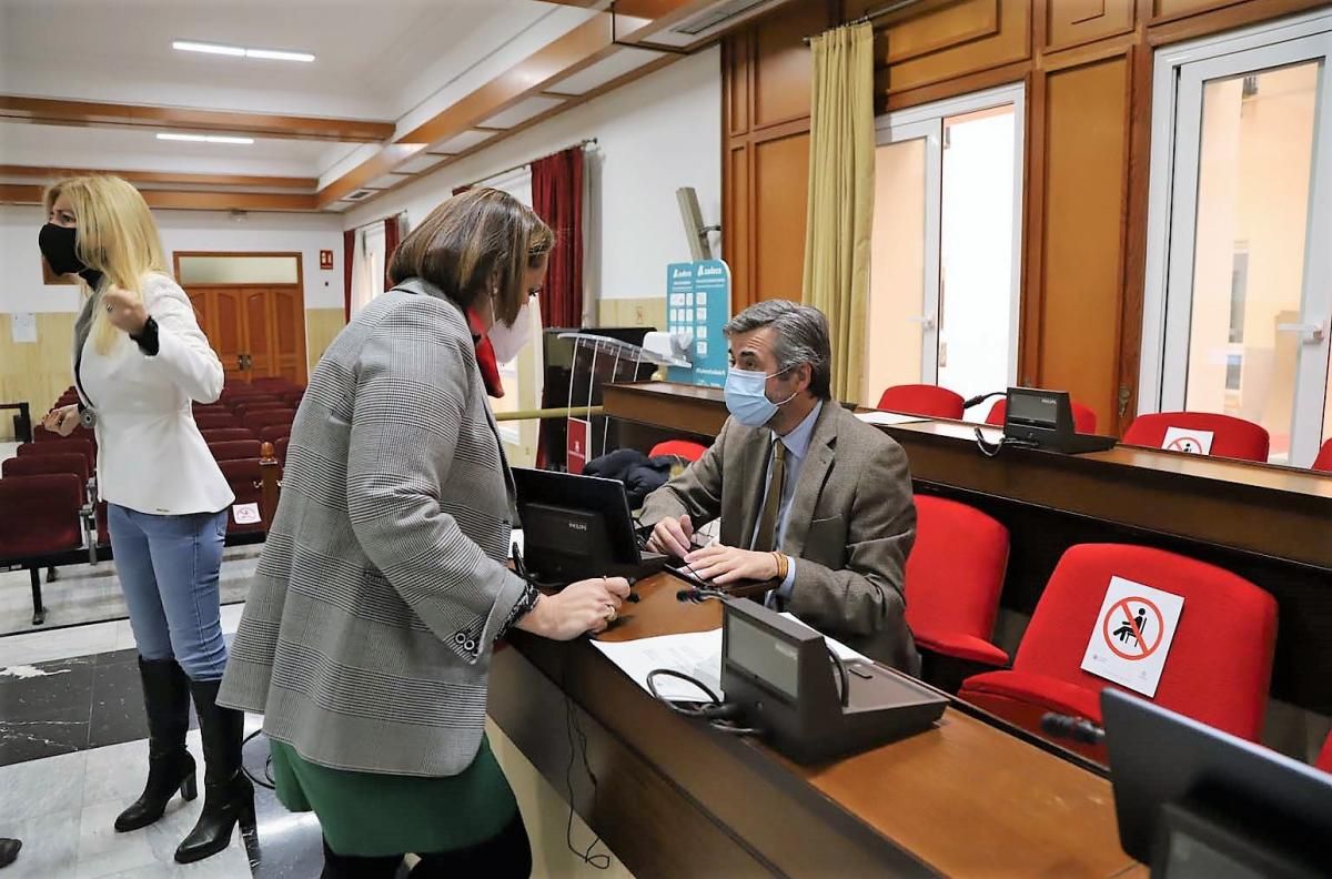 Las imágenes del pleno municipal y las protesta a la puerta del Ayuntamiento