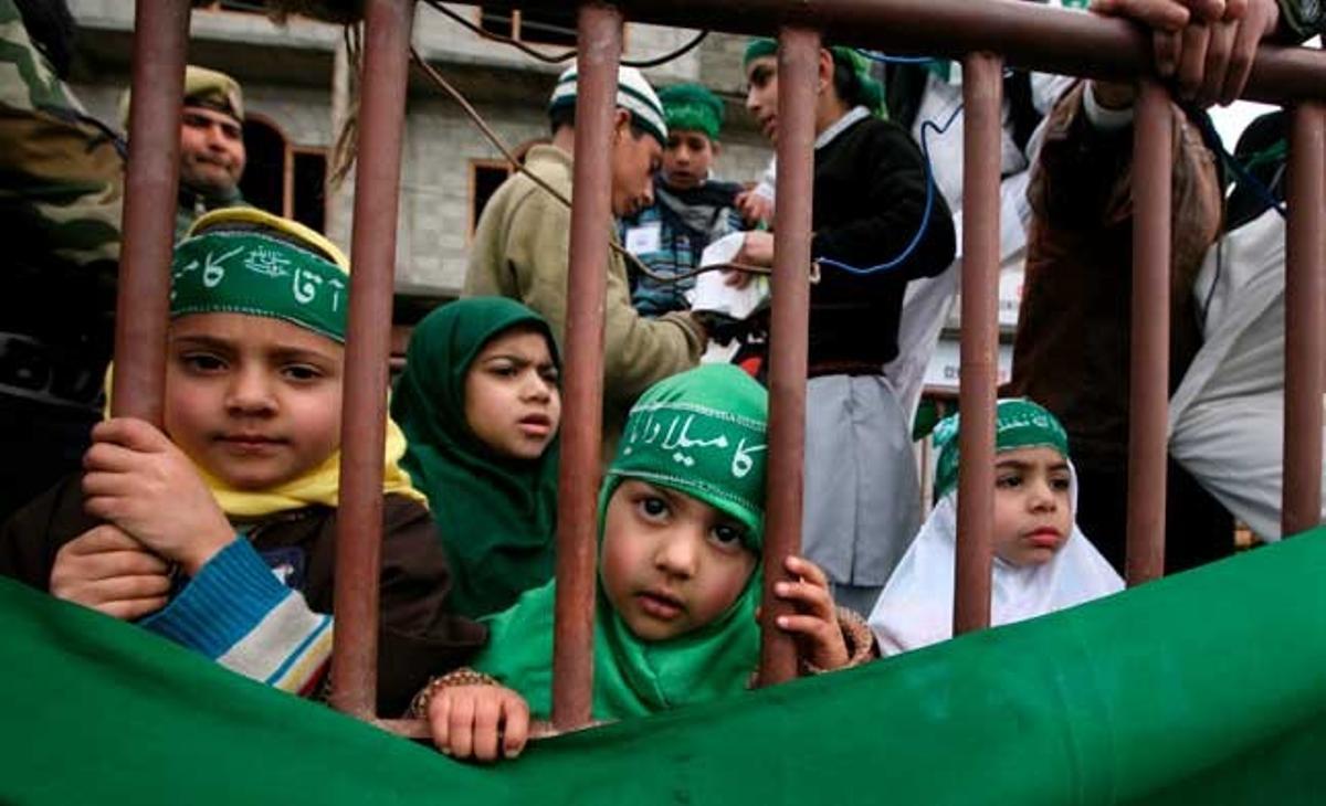 Alumnes caixmirians d’escoles religioses participen en una manifestació per commemorar l’aniversari de naixement del profeta Mahoma al centre de Srinagar, la capital estival de la part de Caixmir sota administració índia.