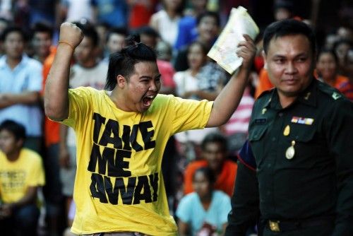 Un joven celebra haber sacado un ticket negro durante un sorteo para el reclutamiento en Tailandia