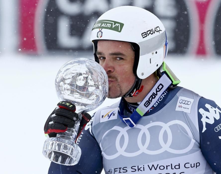 Peter Fill tras ganar el Globo de Cristal en la carrera de descenso en la Copa del Mundo de esquí alpino.