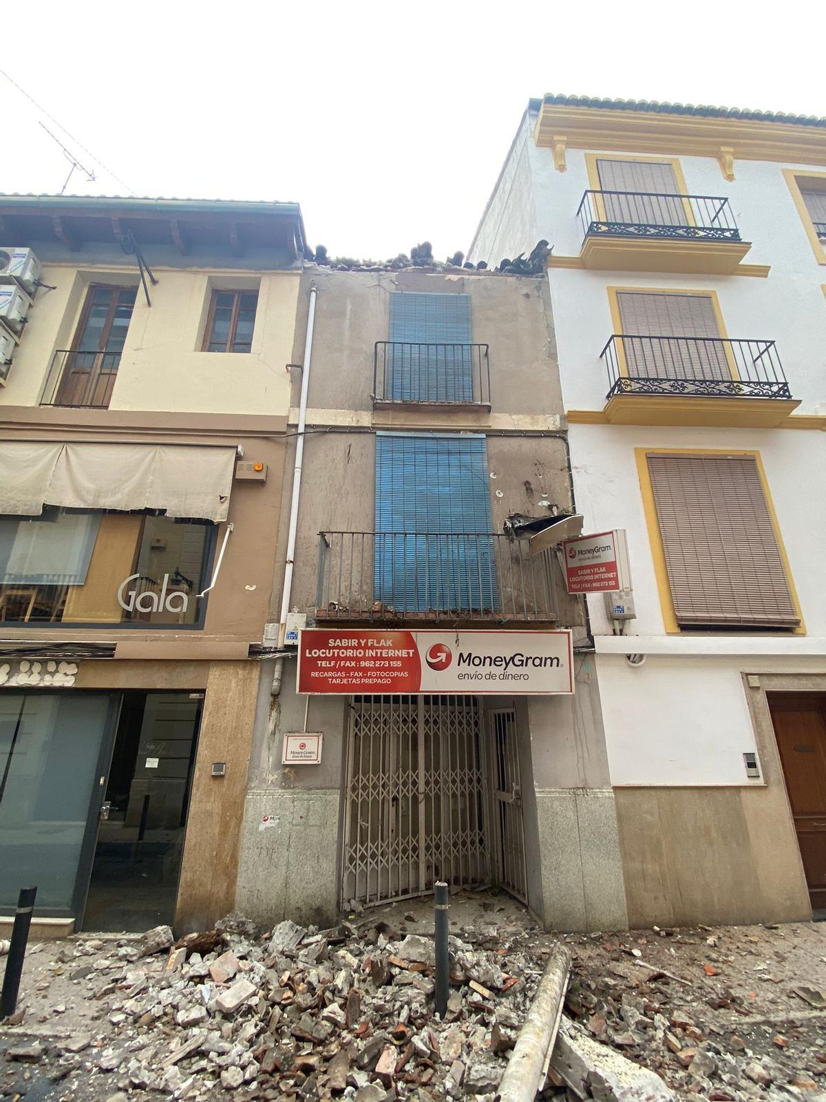 El inmueble cuyo voladizo se desprendió en diciembre en la calle Hostals de Xàtiva.