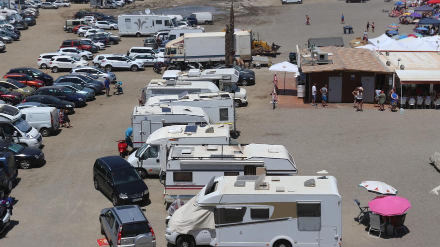 Muchas autocaravanas se concentran ahora junto a la playa de Sacaba. La imagen es de 2017.