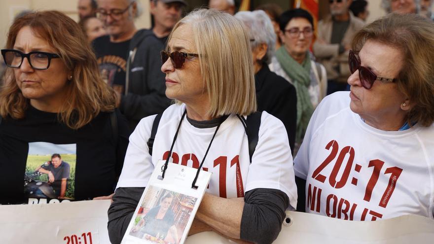 Entre abucheos y gritos de indignación: las víctimas de la dana siguen la comisión de investigación de les Corts en la calle