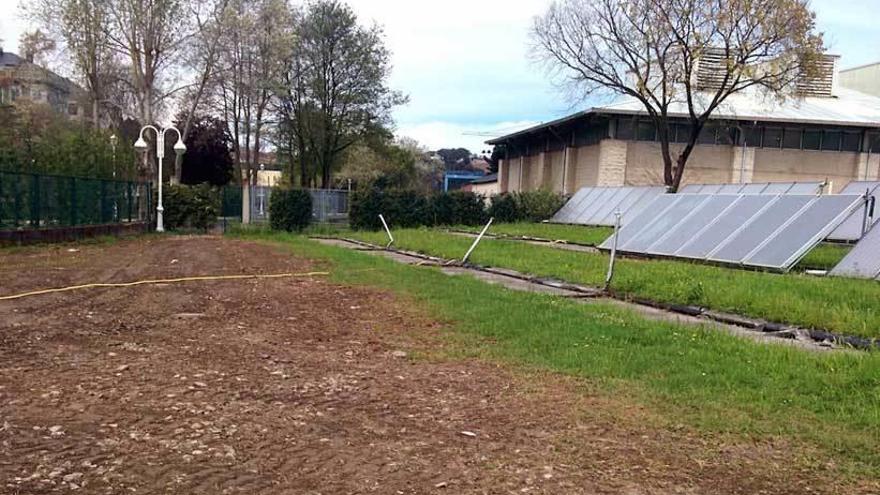 Espacio que ocupará la nueva planta junto a la piscina municipal naviega.