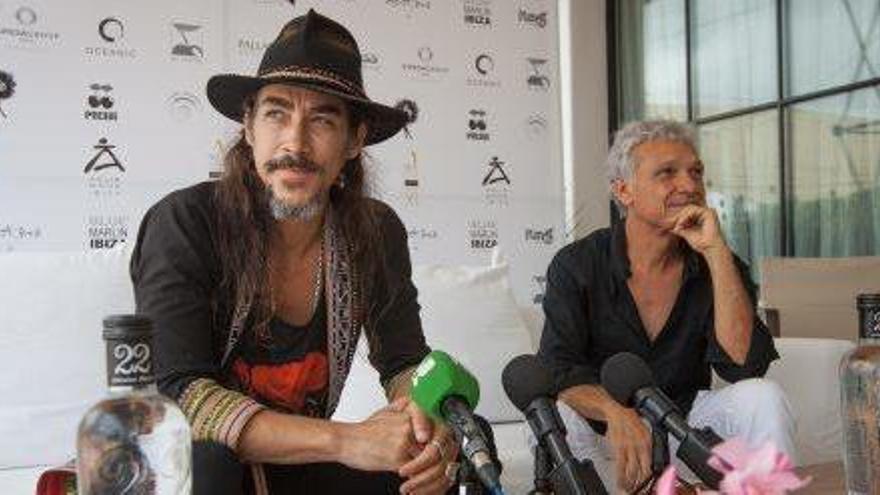 El actor Óscar Jaenada y el director del IIFF, Xavier Benlloch, ayer en la rueda de prensa que ofreció el intérprete.