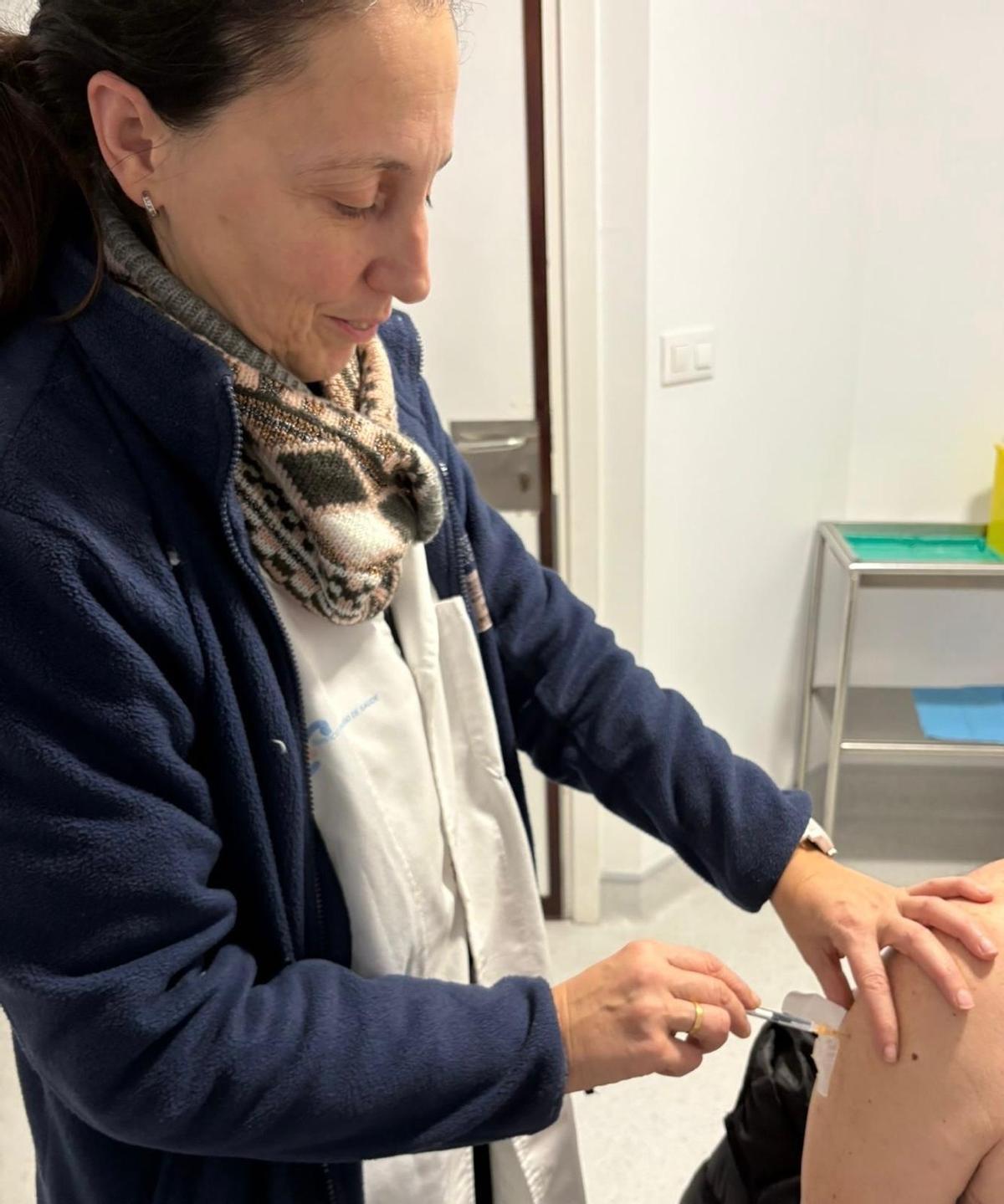 Una enfermera aplica la vacuna a un paciente.