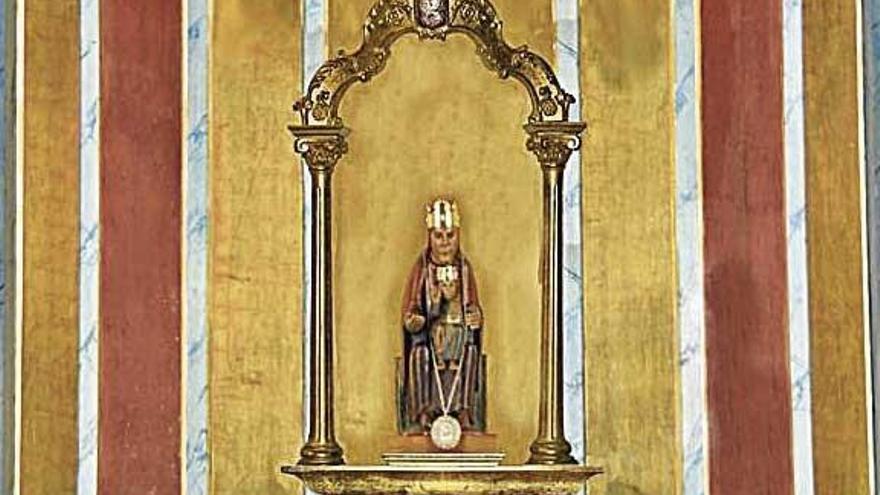 Imagen de la camarata restaurada con la talla de la Virgen.