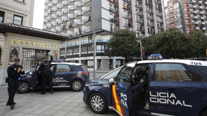 La emotiva sorpresa de la Policía a un pequeño gijonés que ayer cumplía cuatro años