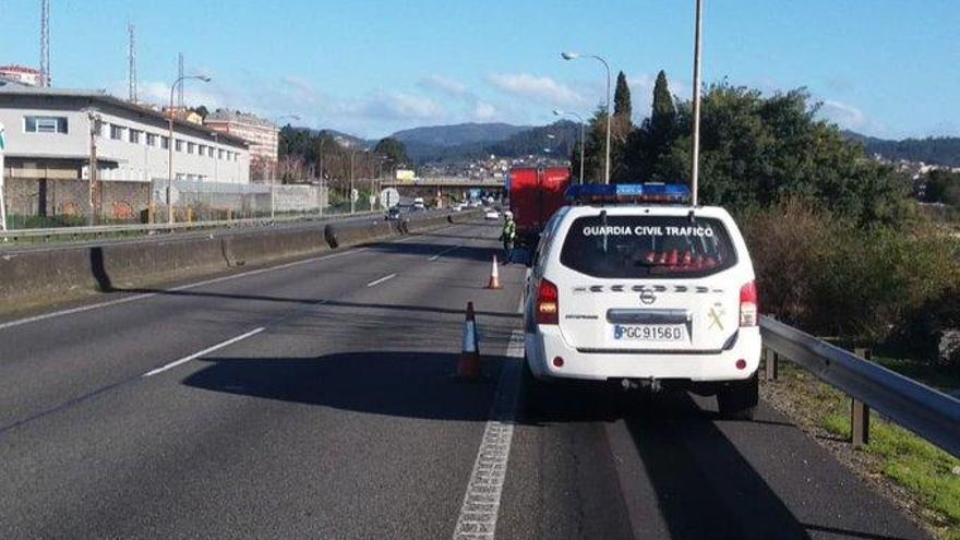 La Guardia Civil y al fondo el camión afectado por esta avería.