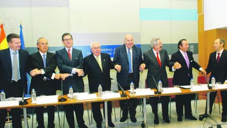 La alianza del 7 de noviembre de 2008. Areces, en el centro, con los representantes en Asturias de las principales entidades bancarias el día en el que acordaron una serie de medidas para restaurar la fluidez del crédito y reactivar la economía regional.