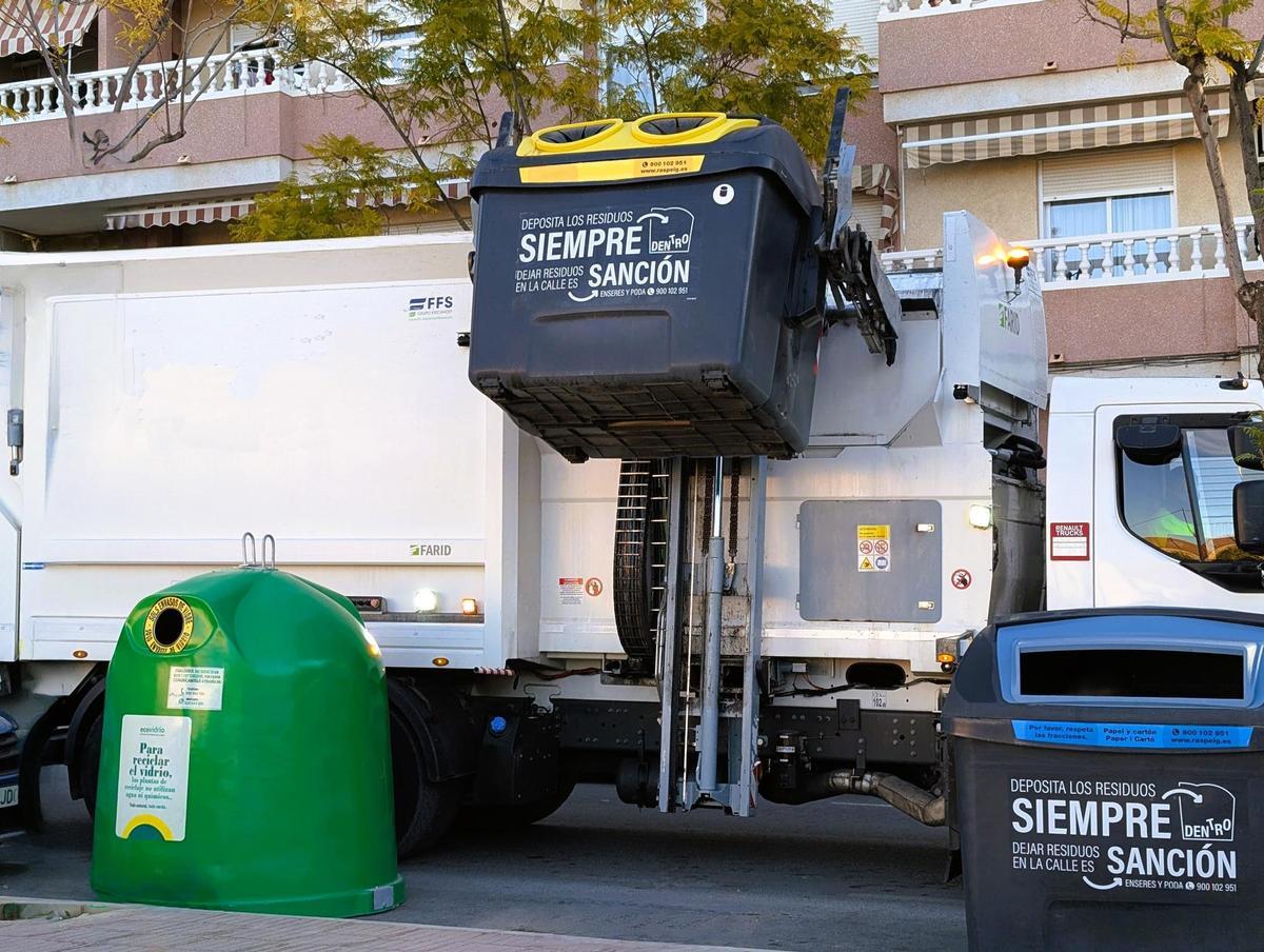 Un camión recoge un contenedor en San Vicente