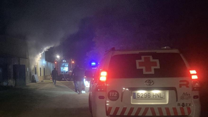 Los bomberos desalojan a una familia por un incendio de madrugada en Badajoz