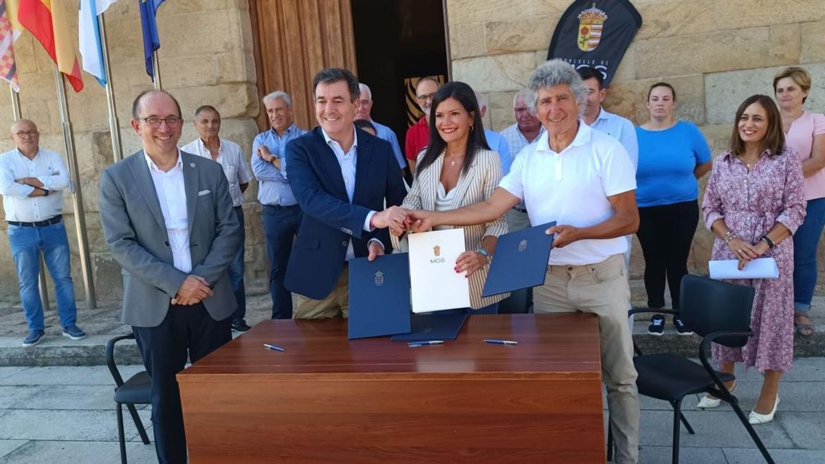 Román Rodríguez, Nidia Arévalo y Manuel Castro firman el convenio de colaboración.   | // D.P.