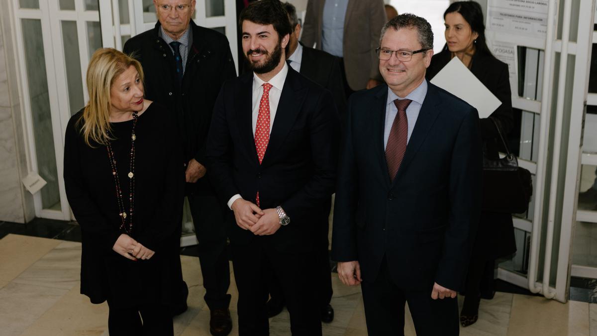 El vicepresidente de la Junta, Juan García-Gallardo y la delegada del Gobierno , Virginia Barcones; el Consejero de Agricultura, Gerardo Dueñas, asisten a la firma del convenio para la modernización de los regadíos de los canales de Eza y de Ínes