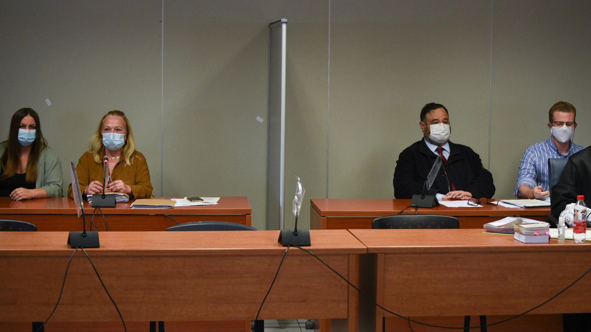 María Gombau y Gabriel Carvajal sentados en la Audiencia de Valencia