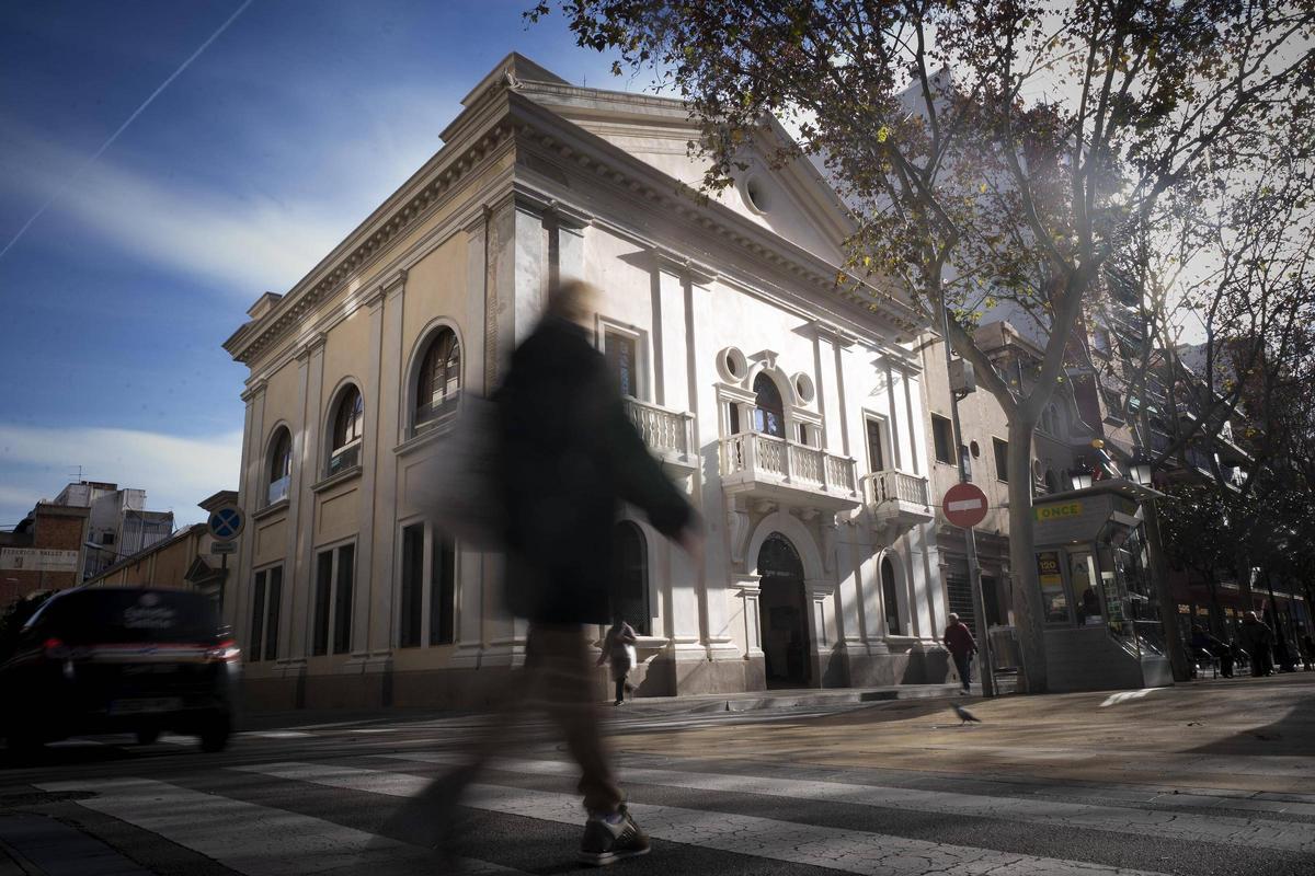 Facgada del Centre Catòlic de L'Hospitalet, en la Rambla Just Oliveras.